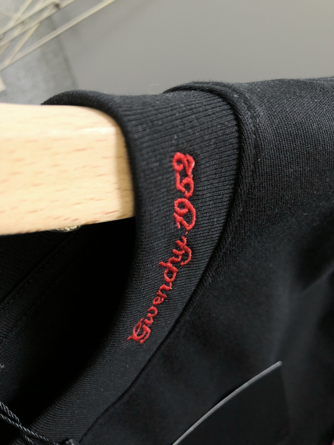 GVC 2026SS早春新款重工刺绣工艺圆领T恤，定织定染双股280克重洗水面料，做工精细。男女同款宽松