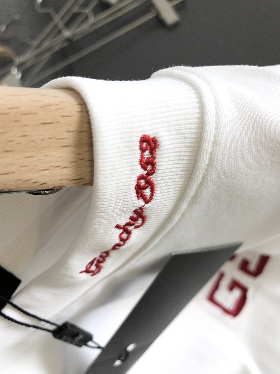 GVC 2026SS早春新款重工刺绣工艺圆领T恤，定织定染双股280克重洗水面料，做工精细。男女同款宽松