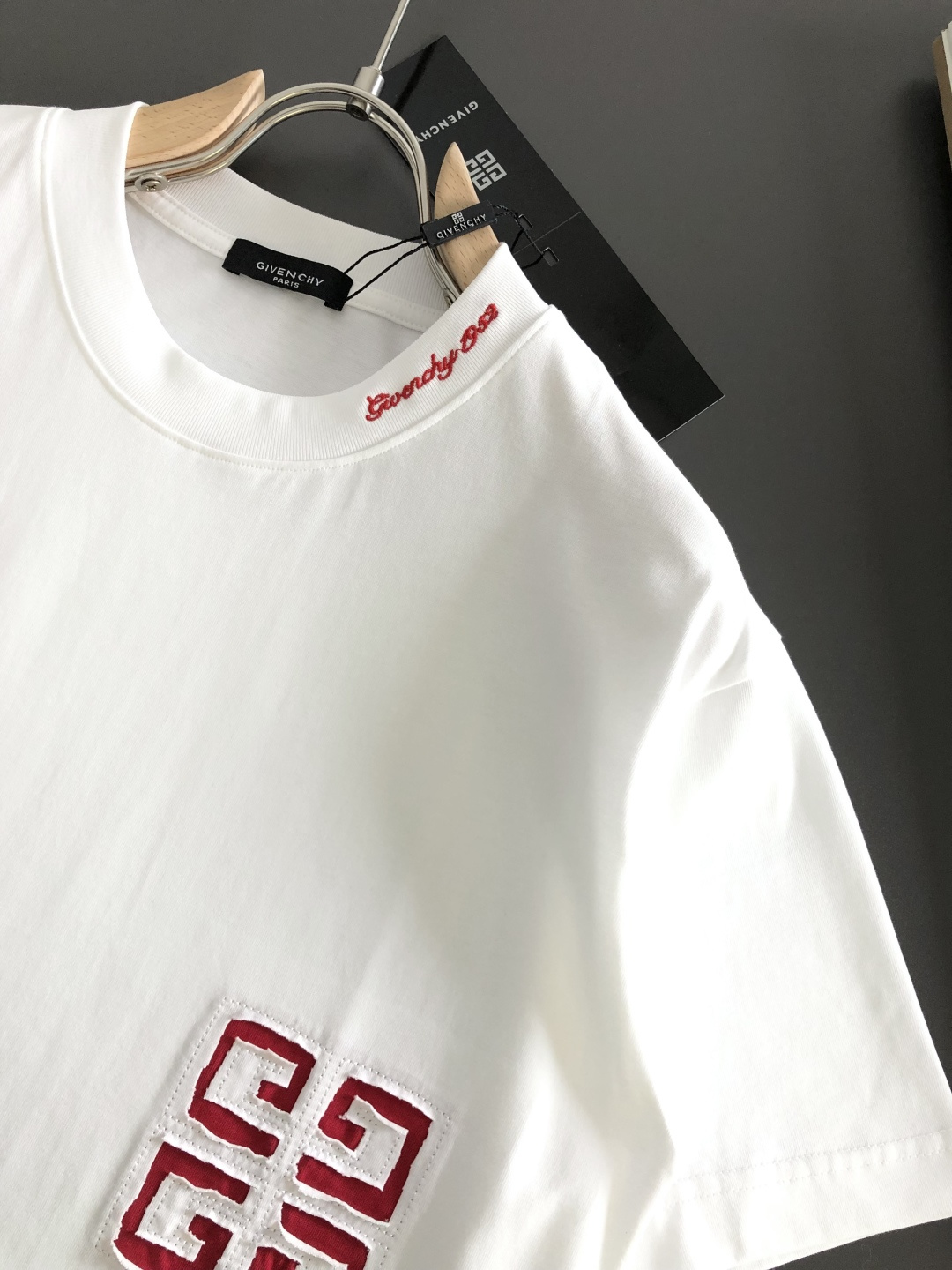 GVC 2026SS早春新款重工刺绣工艺圆领T恤，定织定染双股280克重洗水面料，做工精细。男女同款宽松