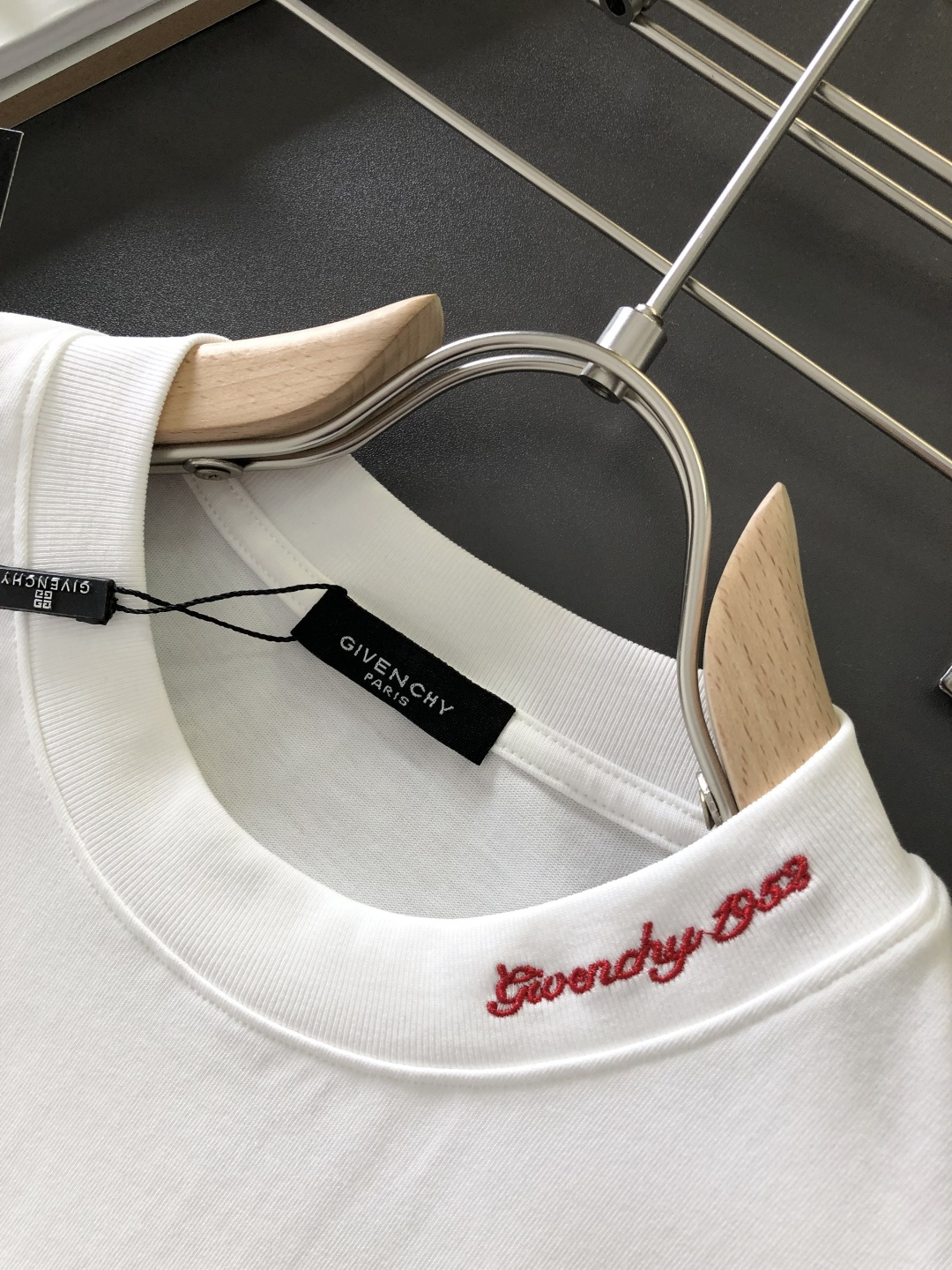 GVC 2026SS早春新款重工刺绣工艺圆领T恤，定织定染双股280克重洗水面料，做工精细。男女同款宽松