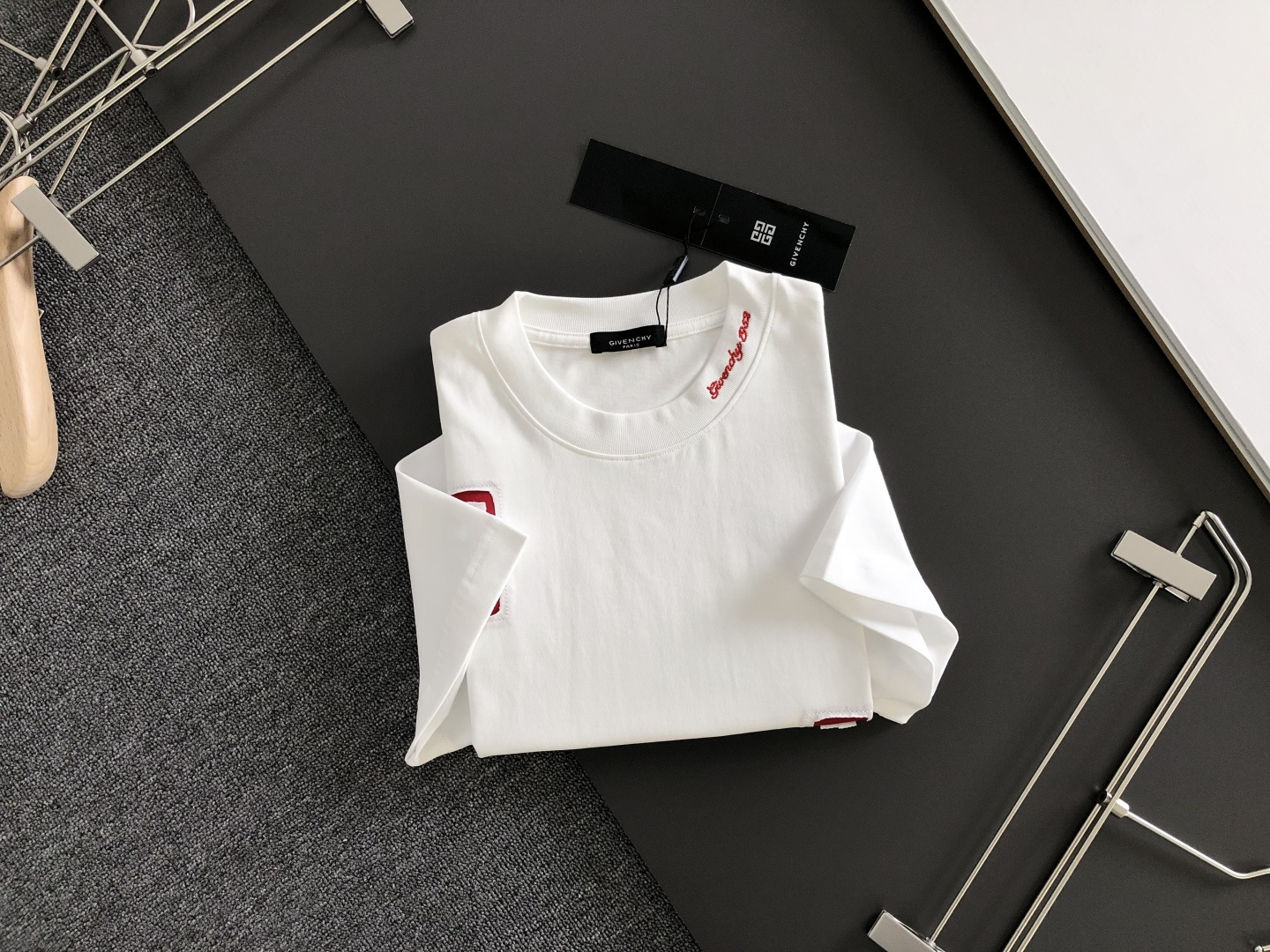 GVC 2026SS早春新款重工刺绣工艺圆领T恤，定织定染双股280克重洗水面料，做工精细。男女同款宽松