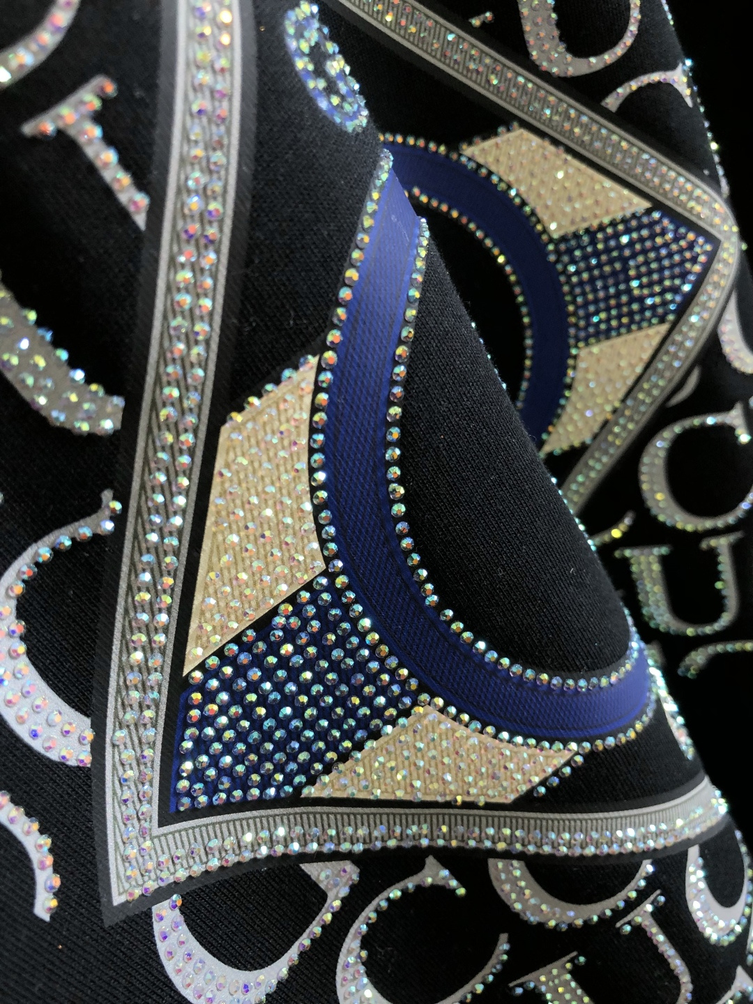 GUC 2026SS早春新款重工刺绣工艺圆领T恤，定织定染双股280克重洗水面料，做工精细。男女同款宽松