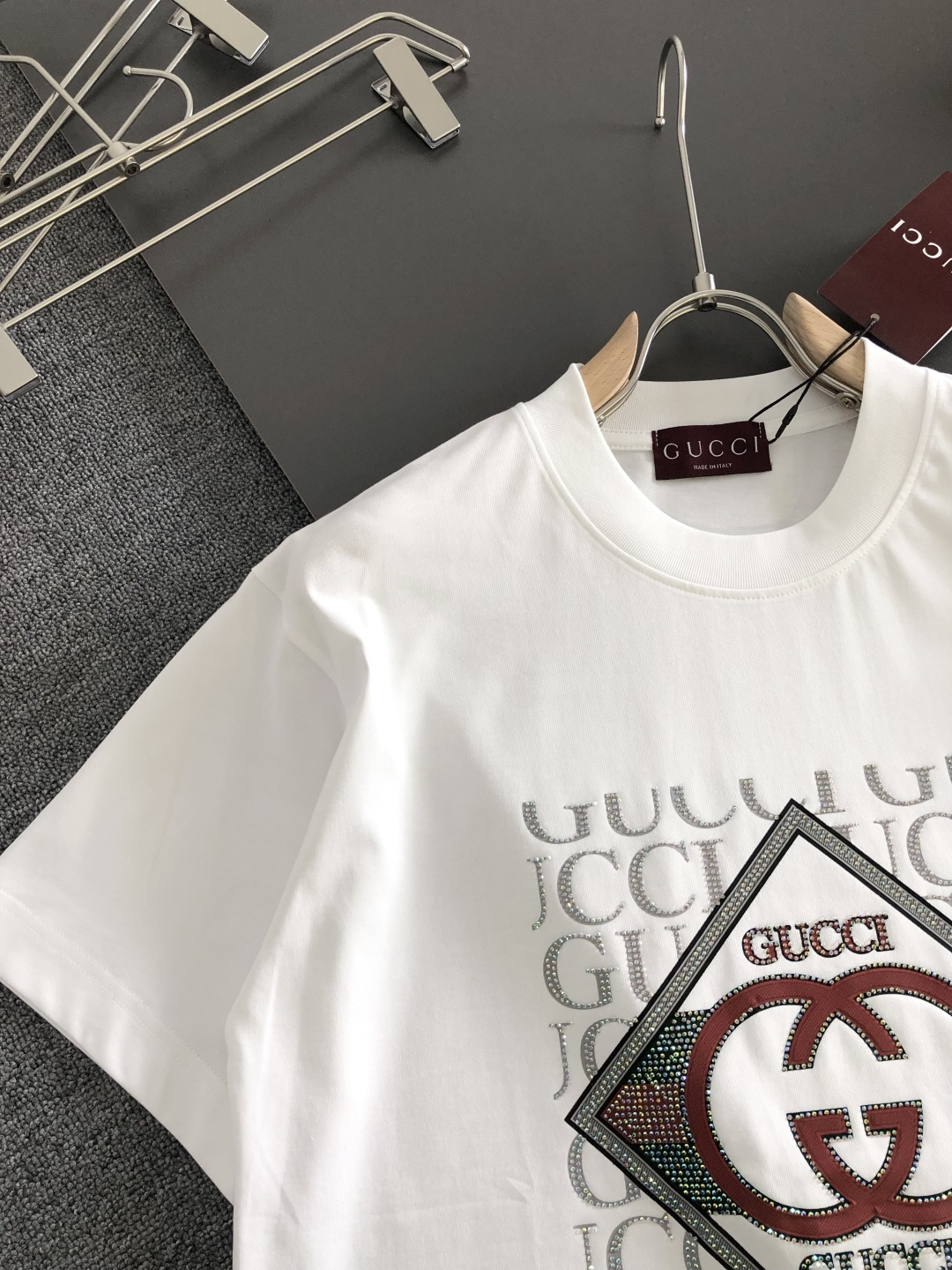 GUC 2026SS早春新款重工刺绣工艺圆领T恤，定织定染双股280克重洗水面料，做工精细。男女同款宽松