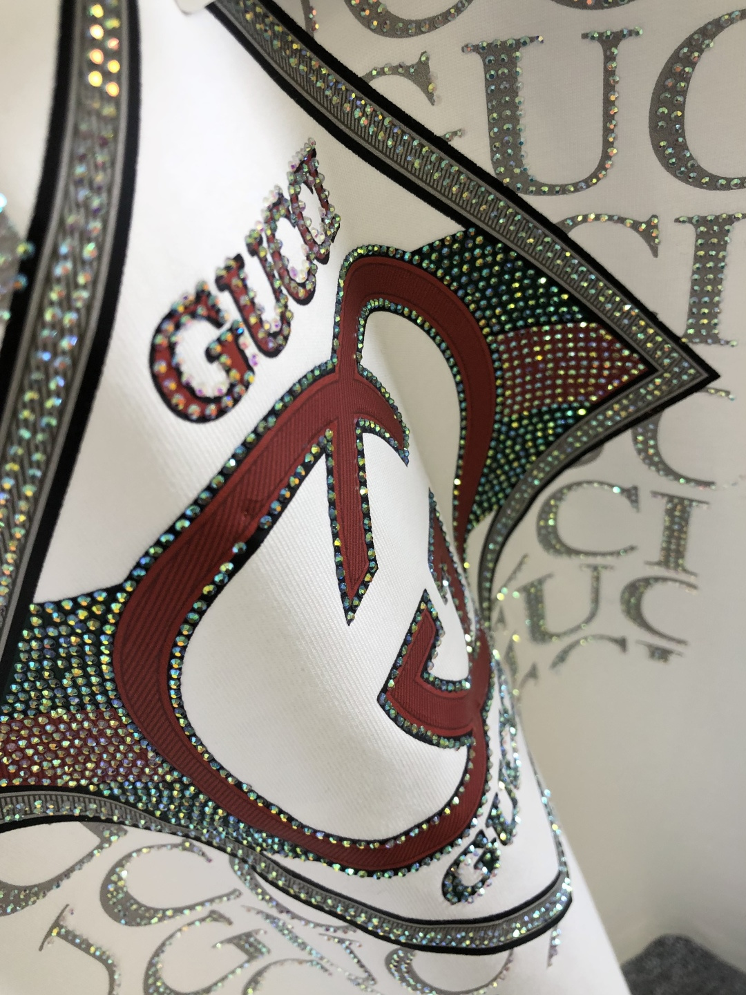 GUC 2026SS早春新款重工刺绣工艺圆领T恤，定织定染双股280克重洗水面料，做工精细。男女同款宽松