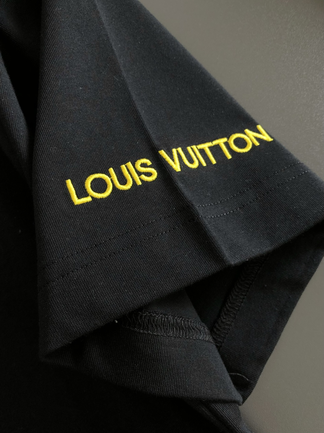 1V 2026SS早春新款重工刺绣工艺圆领T恤，定织定染双股280克重洗水面料，做工精细。男女同款宽松落