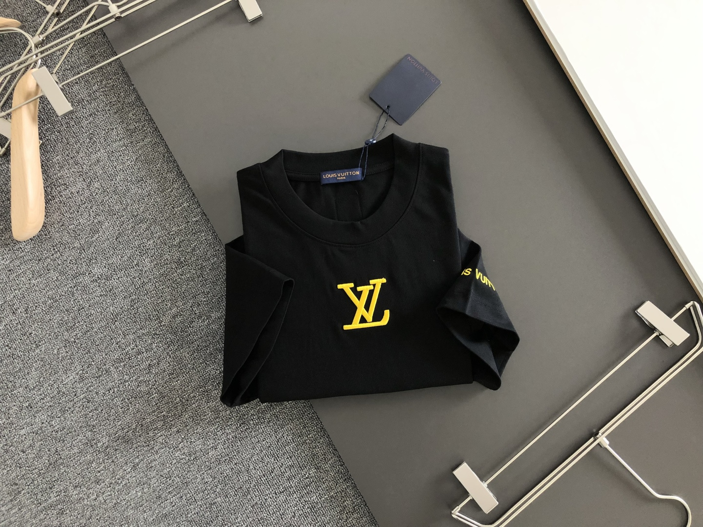 1V 2026SS早春新款重工刺绣工艺圆领T恤，定织定染双股280克重洗水面料，做工精细。男女同款宽松落