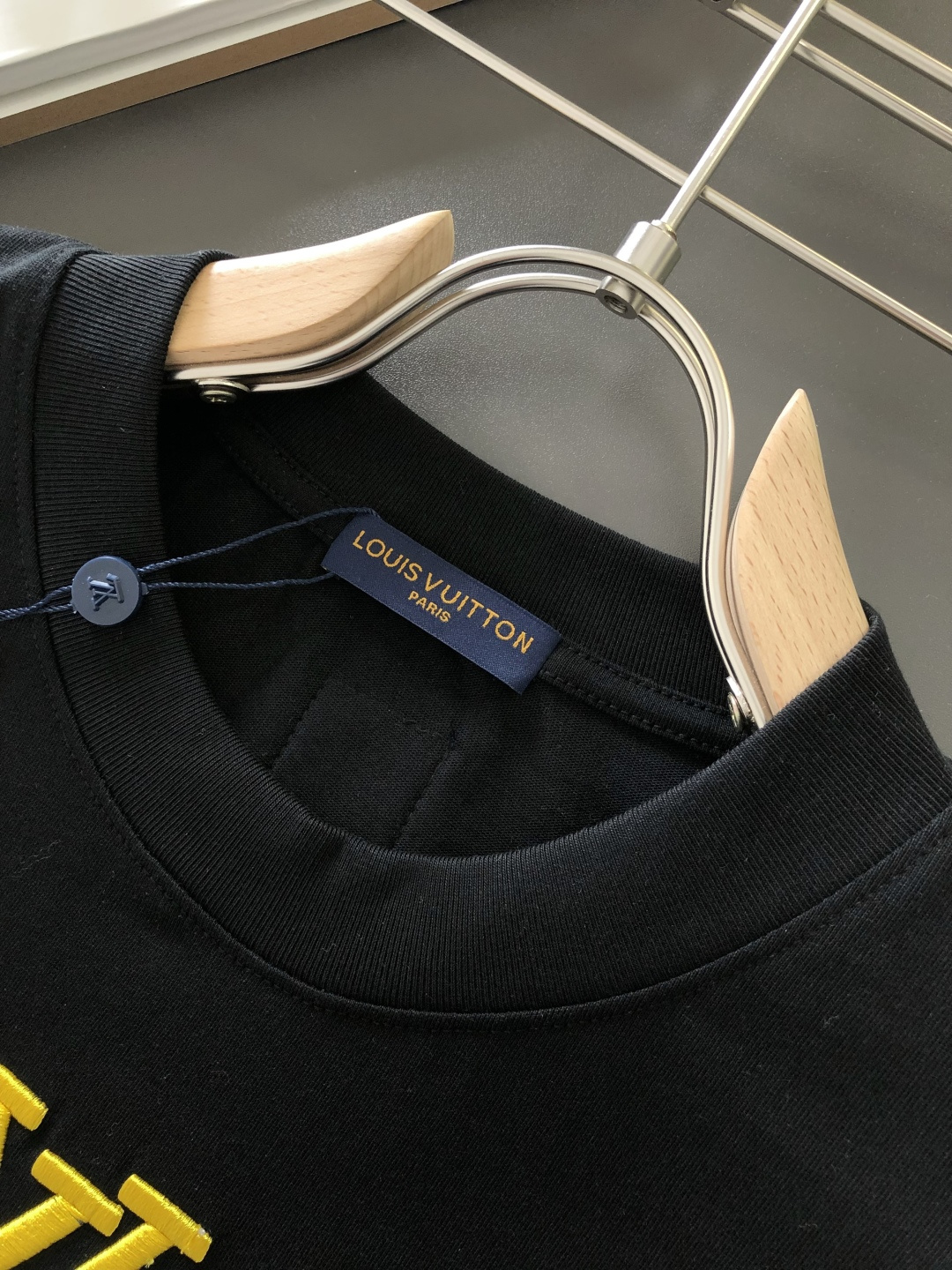 1V 2026SS早春新款重工刺绣工艺圆领T恤，定织定染双股280克重洗水面料，做工精细。男女同款宽松落