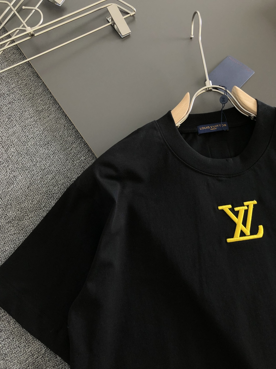 1V 2026SS早春新款重工刺绣工艺圆领T恤，定织定染双股280克重洗水面料，做工精细。男女同款宽松落