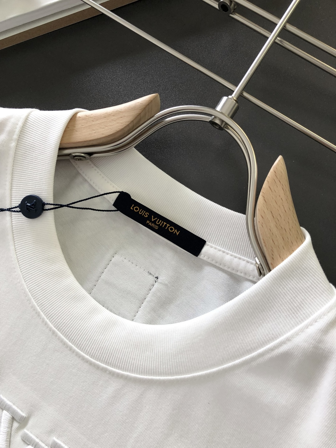 1V 2026SS早春新款重工刺绣工艺圆领T恤，定织定染双股280克重洗水面料，做工精细。男女同款宽松落