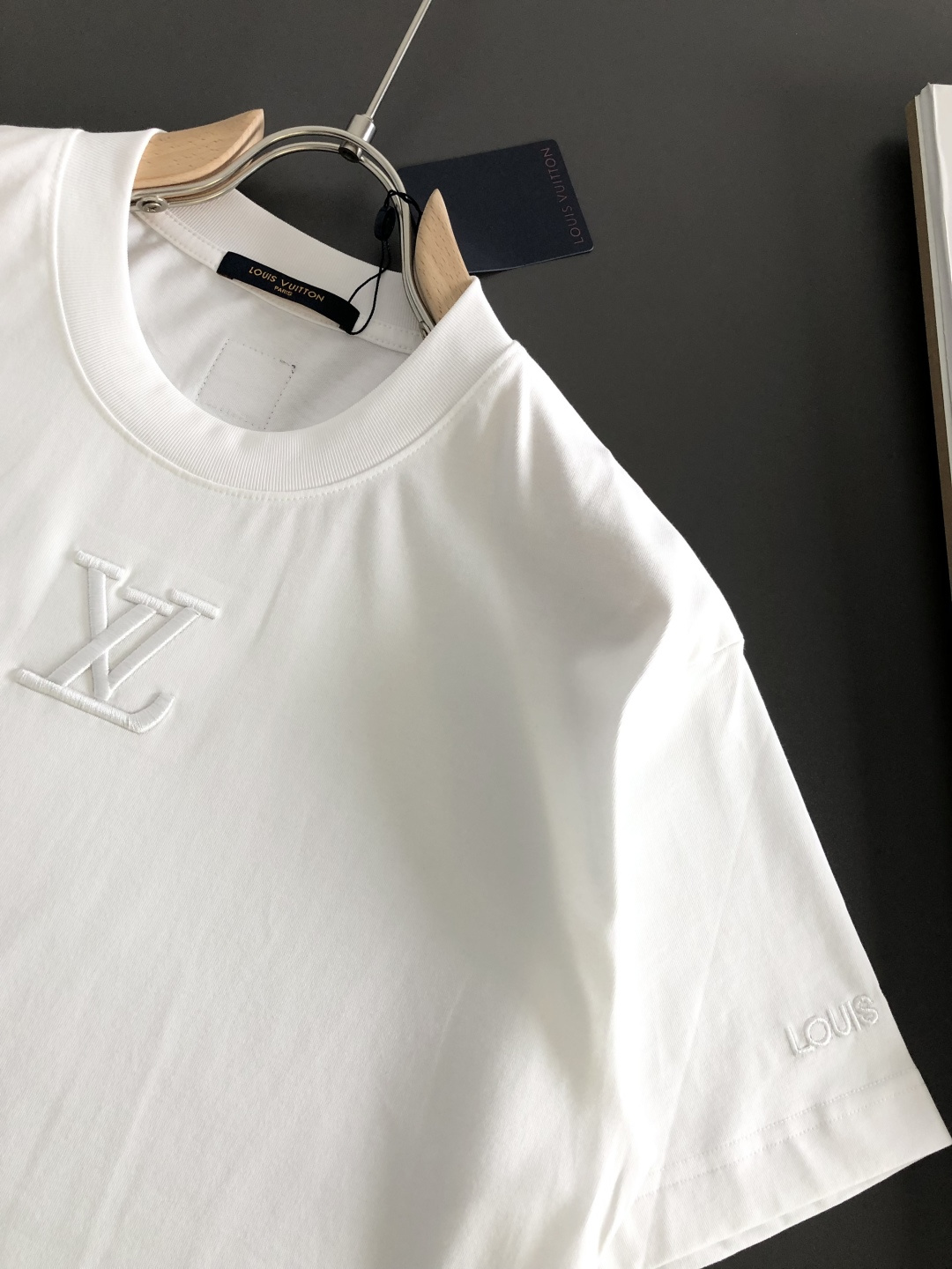 1V 2026SS早春新款重工刺绣工艺圆领T恤，定织定染双股280克重洗水面料，做工精细。男女同款宽松落