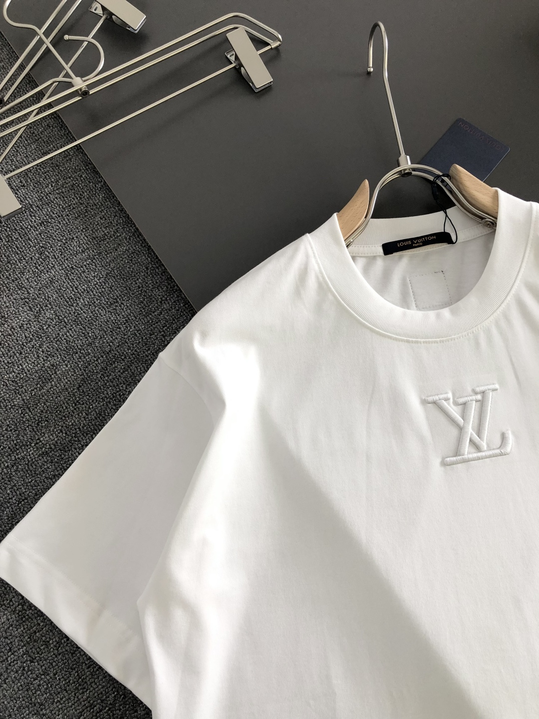 1V 2026SS早春新款重工刺绣工艺圆领T恤，定织定染双股280克重洗水面料，做工精细。男女同款宽松落