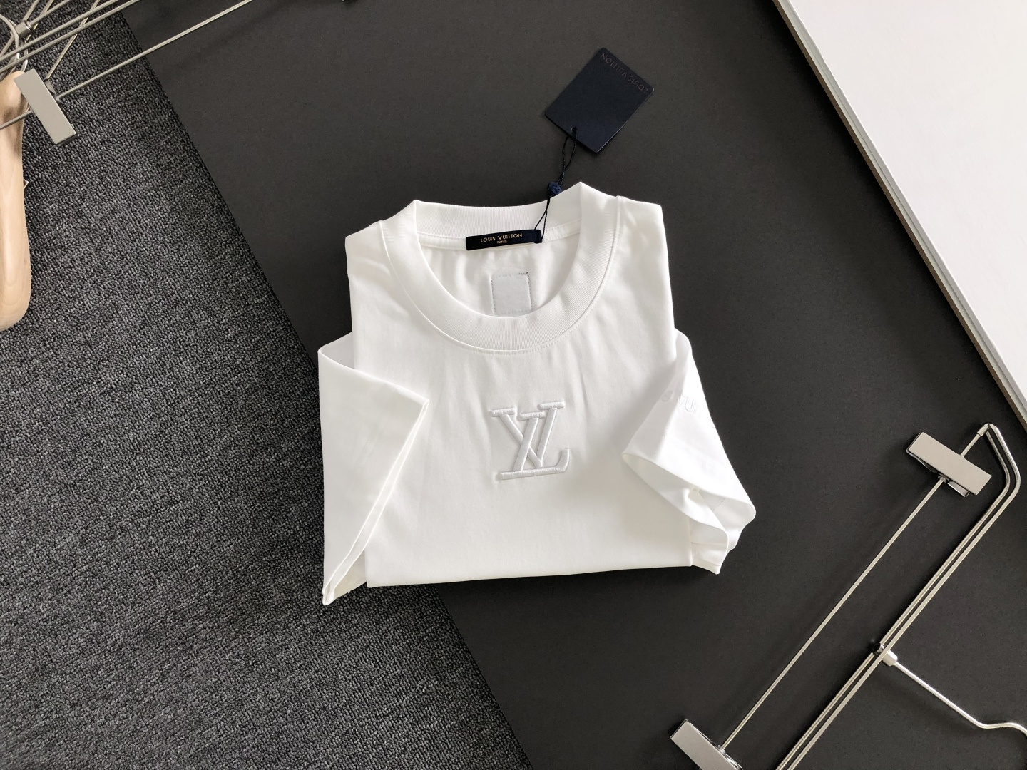 1V 2026SS早春新款重工刺绣工艺圆领T恤，定织定染双股280克重洗水面料，做工精细。男女同款宽松落