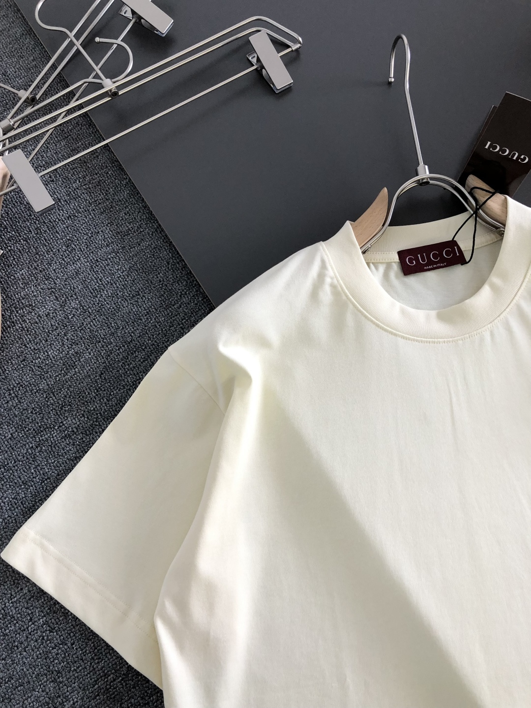 GUC 2026SS早春新款重工刺绣工艺圆领T恤，定织定染双股280克重洗水面料，做工精细。男女同款宽松