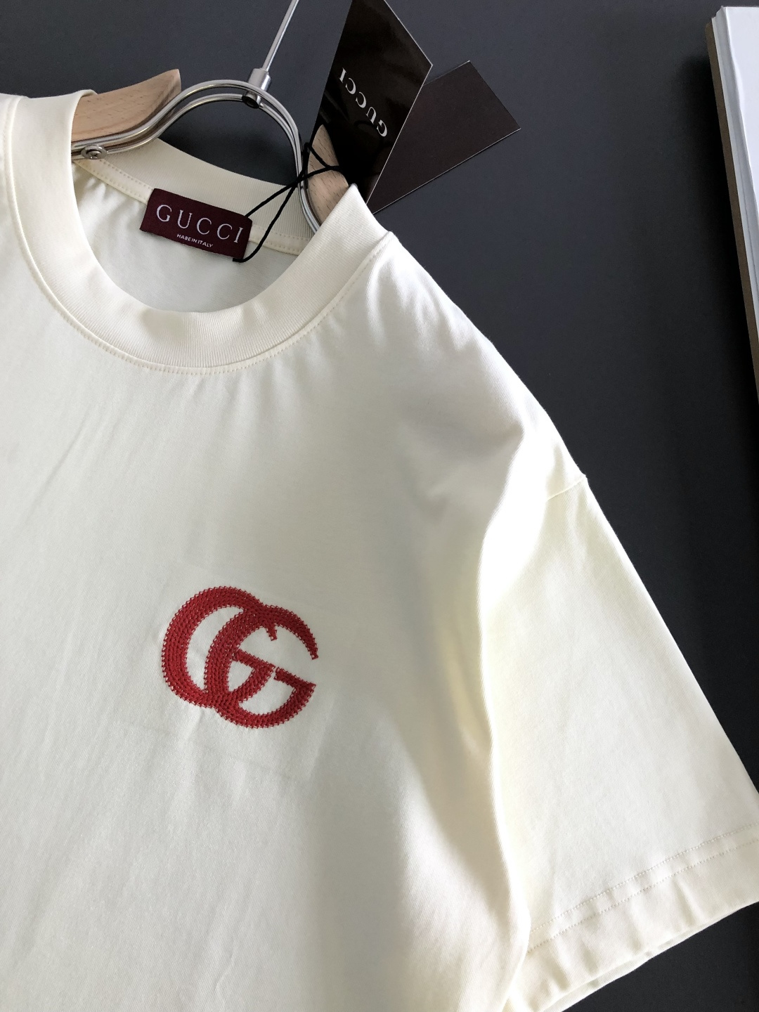 GUC 2026SS早春新款重工刺绣工艺圆领T恤，定织定染双股280克重洗水面料，做工精细。男女同款宽松