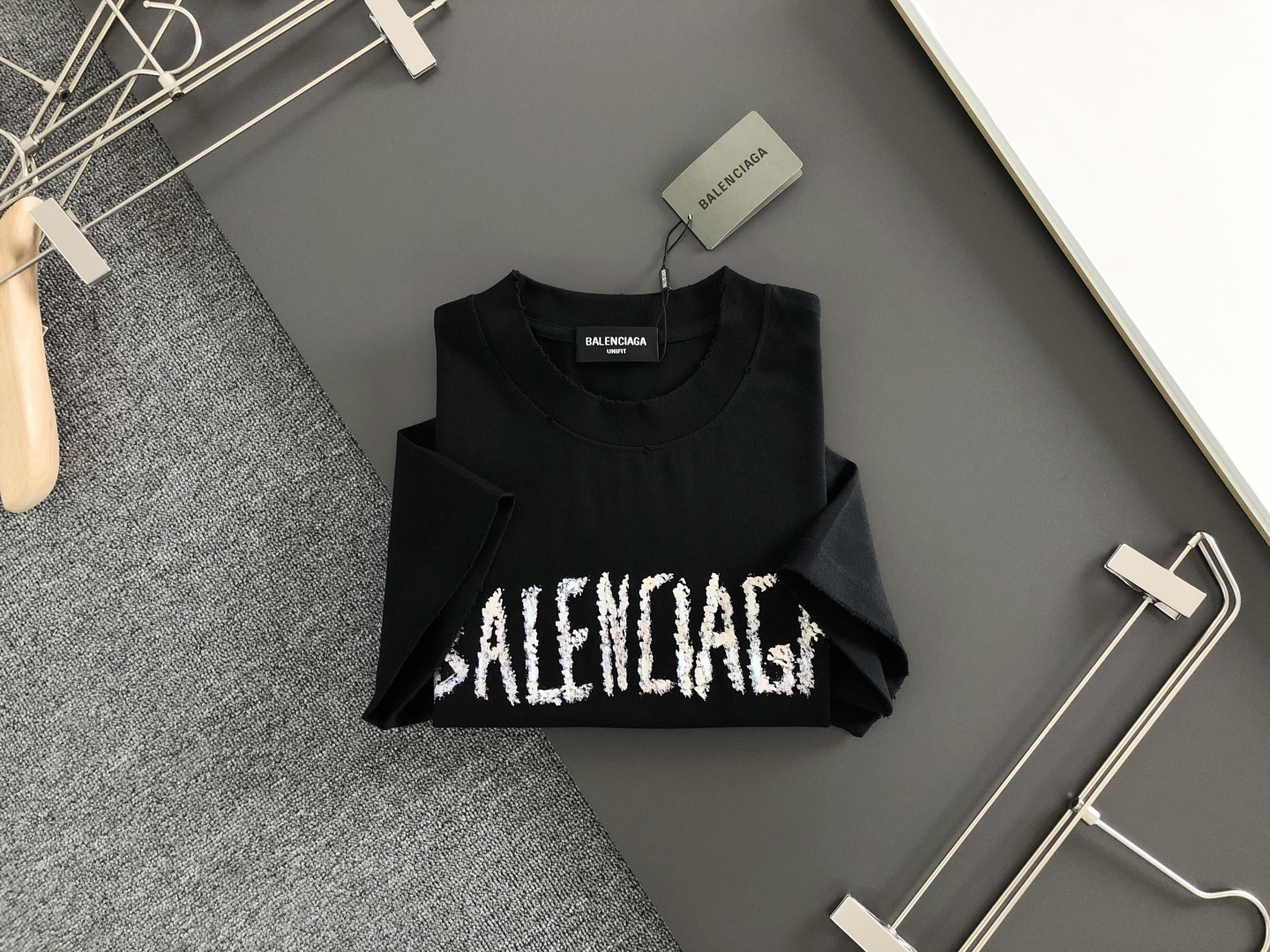 BAL 2026SS早春新款重工刺绣工艺圆领T恤，定织定染双股280克重洗水面料，做工精细。男女同款宽松