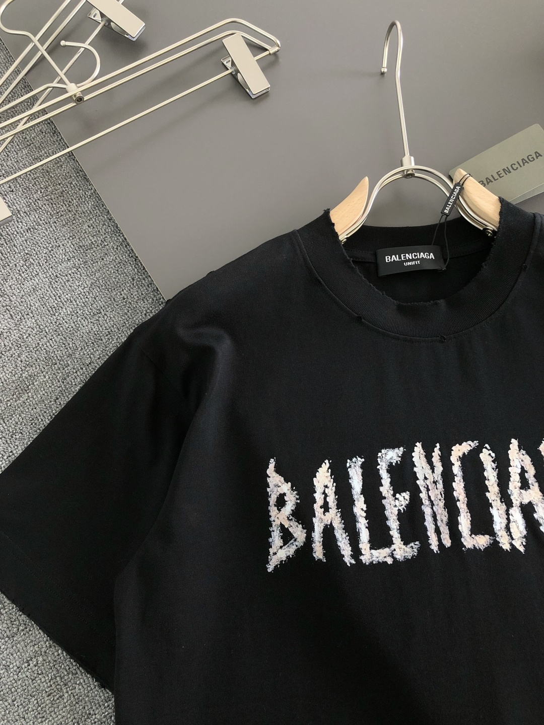 BAL 2026SS早春新款重工刺绣工艺圆领T恤，定织定染双股280克重洗水面料，做工精细。男女同款宽松