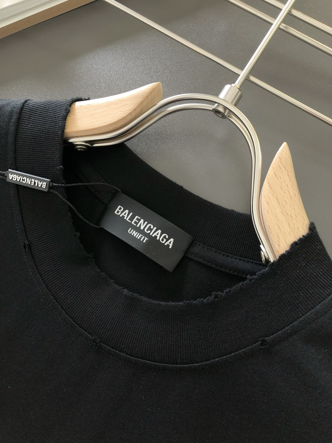 BAL 2026SS早春新款重工刺绣工艺圆领T恤，定织定染双股280克重洗水面料，做工精细。男女同款宽松