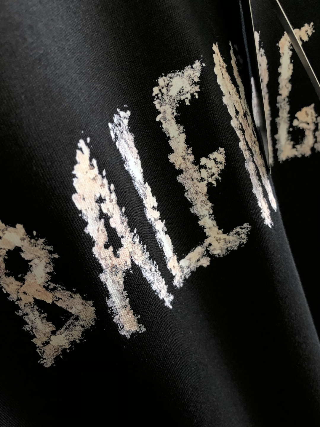 BAL 2026SS早春新款重工刺绣工艺圆领T恤，定织定染双股280克重洗水面料，做工精细。男女同款宽松