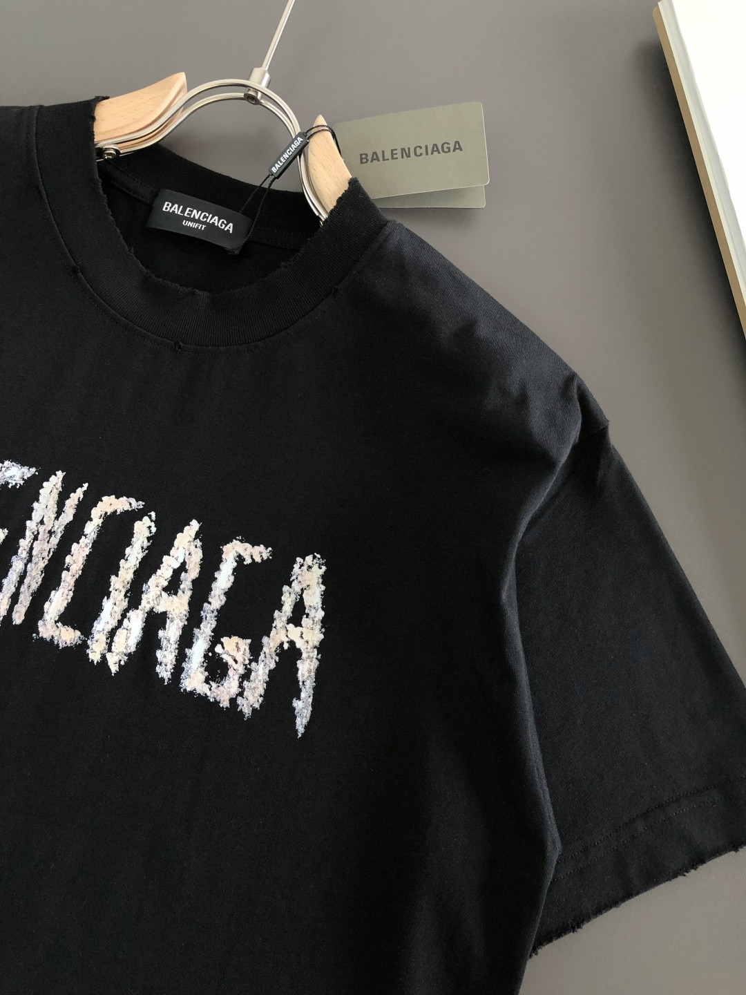 BAL 2026SS早春新款重工刺绣工艺圆领T恤，定织定染双股280克重洗水面料，做工精细。男女同款宽松