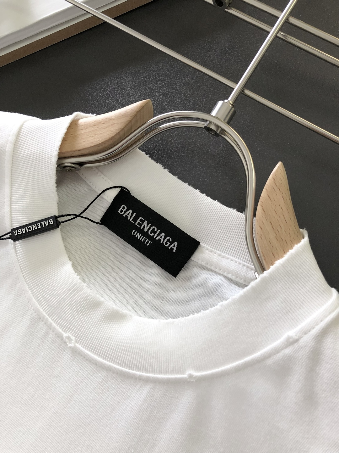 BAL 2026SS早春新款重工刺绣工艺圆领T恤，定织定染双股280克重洗水面料，做工精细。男女同款宽松