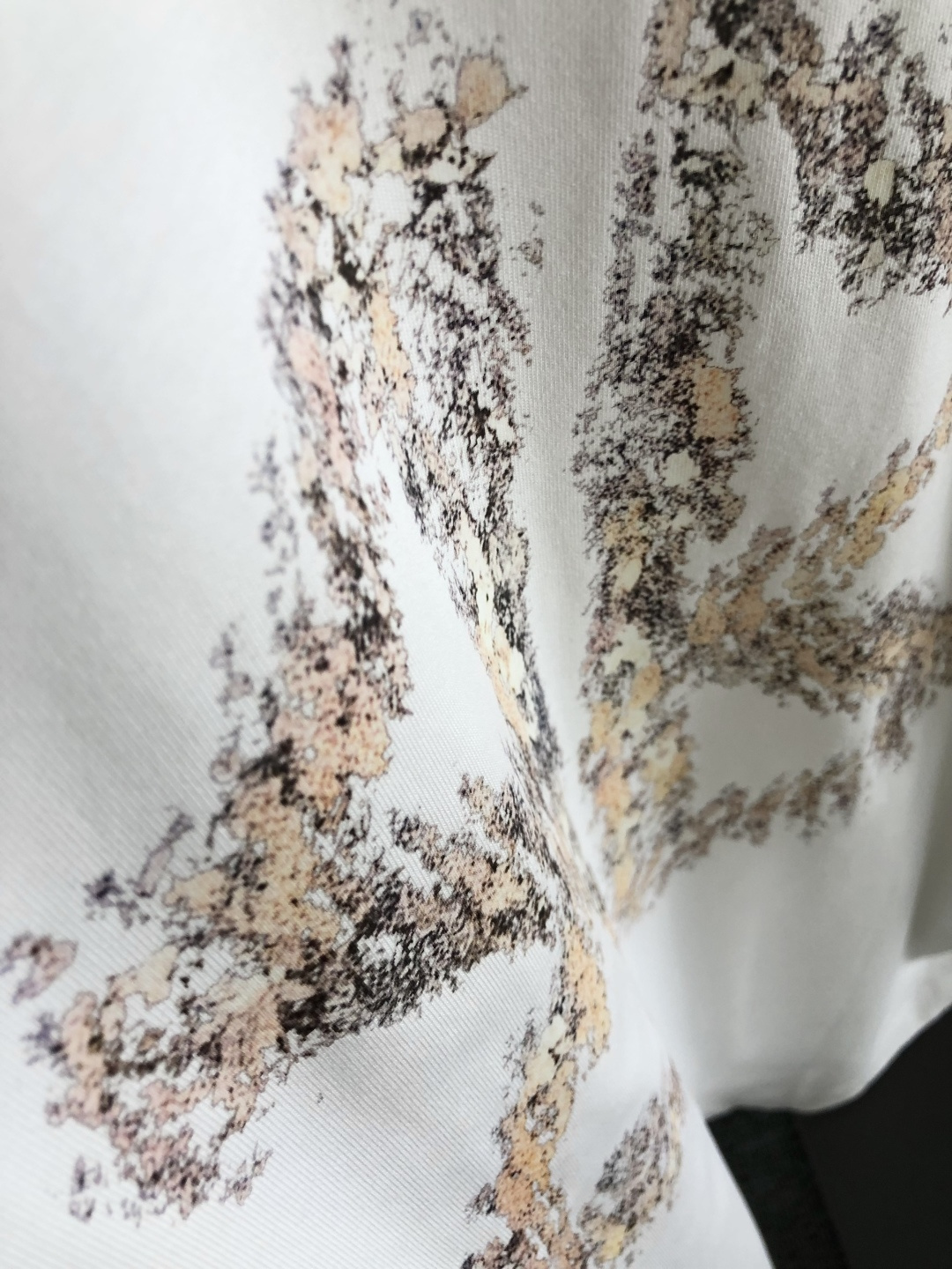 BAL 2026SS早春新款重工刺绣工艺圆领T恤，定织定染双股280克重洗水面料，做工精细。男女同款宽松