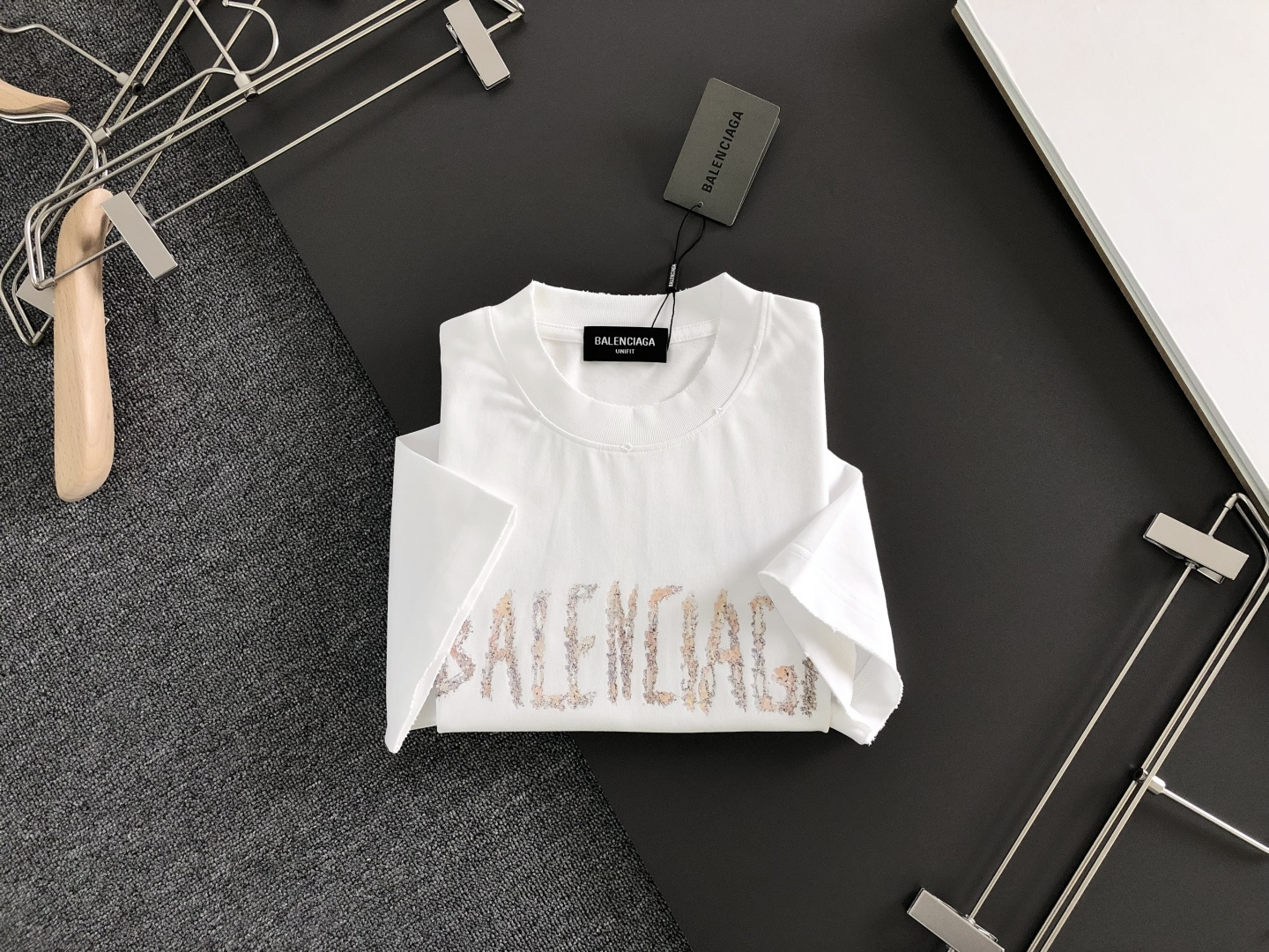 BAL 2026SS早春新款重工刺绣工艺圆领T恤，定织定染双股280克重洗水面料，做工精细。男女同款宽松