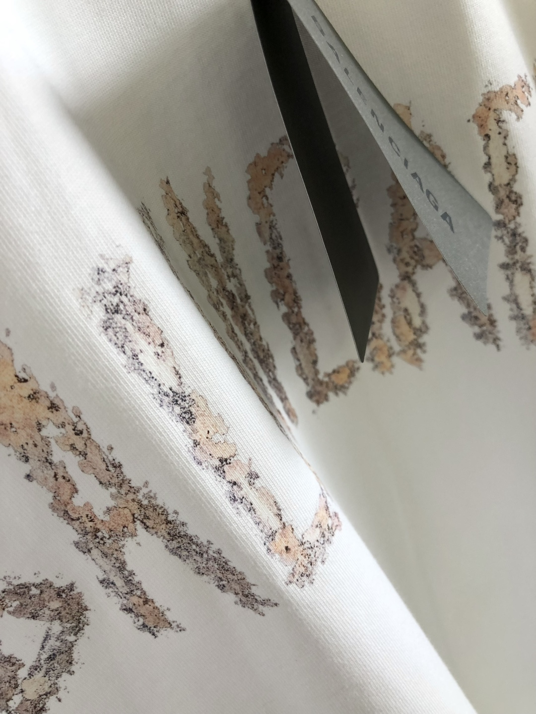 BAL 2026SS早春新款重工刺绣工艺圆领T恤，定织定染双股280克重洗水面料，做工精细。男女同款宽松