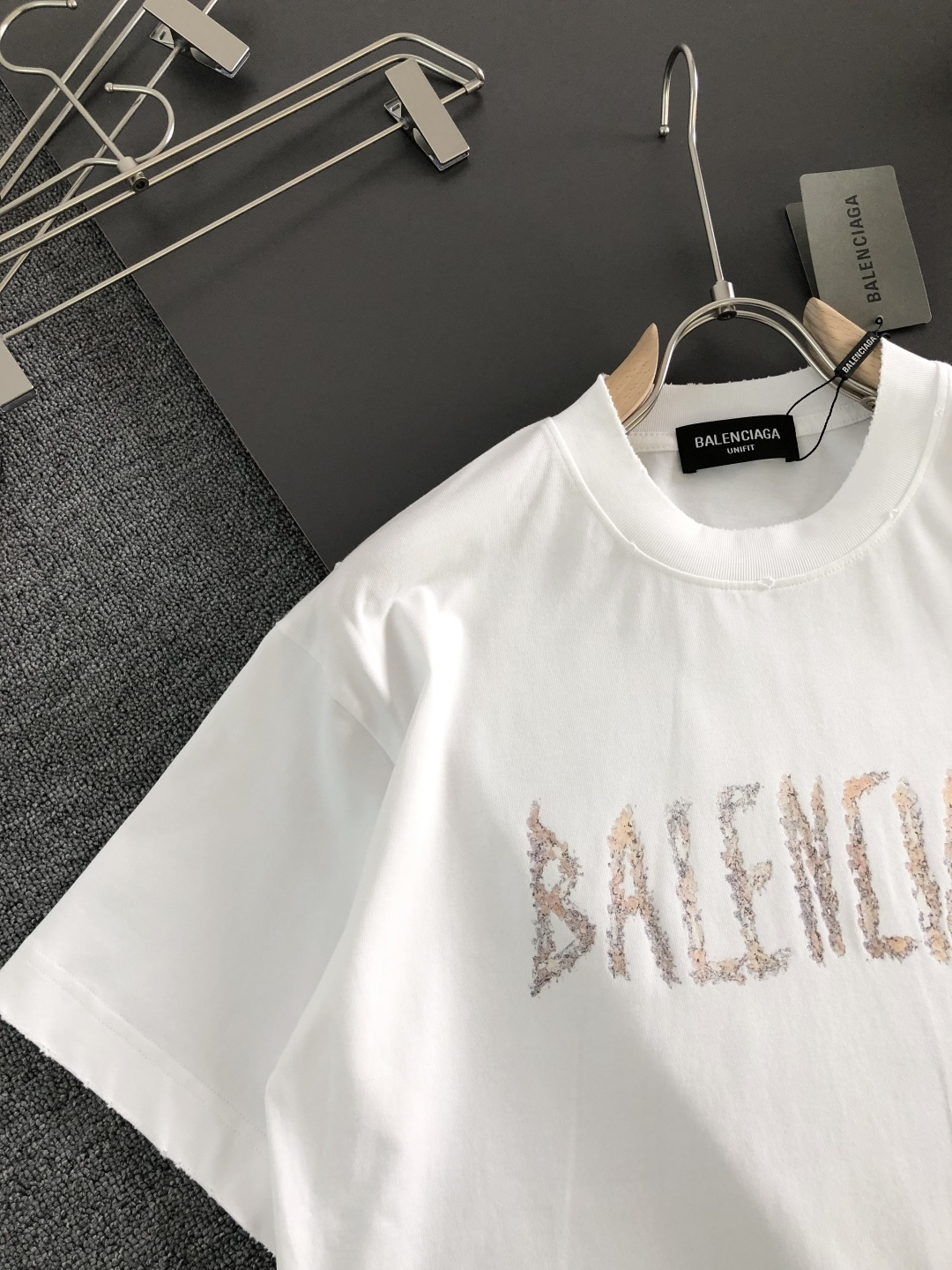 BAL 2026SS早春新款重工刺绣工艺圆领T恤，定织定染双股280克重洗水面料，做工精细。男女同款宽松