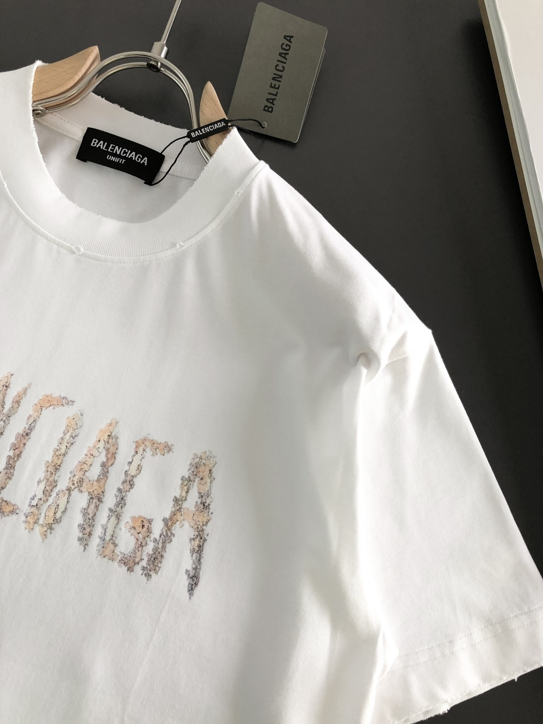 BAL 2026SS早春新款重工刺绣工艺圆领T恤，定织定染双股280克重洗水面料，做工精细。男女同款宽松