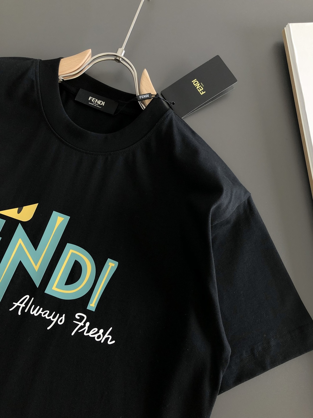 FD 2026SS早春新款重工刺绣工艺圆领T恤，定织定染双股280克重洗水面料，做工精细。男女同款宽松落