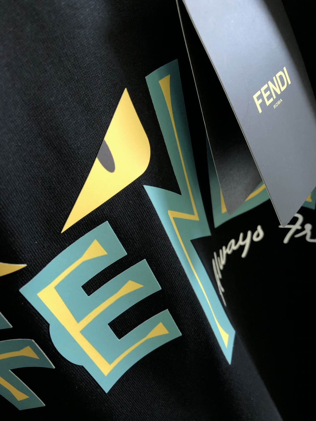 FD 2026SS早春新款重工刺绣工艺圆领T恤，定织定染双股280克重洗水面料，做工精细。男女同款宽松落