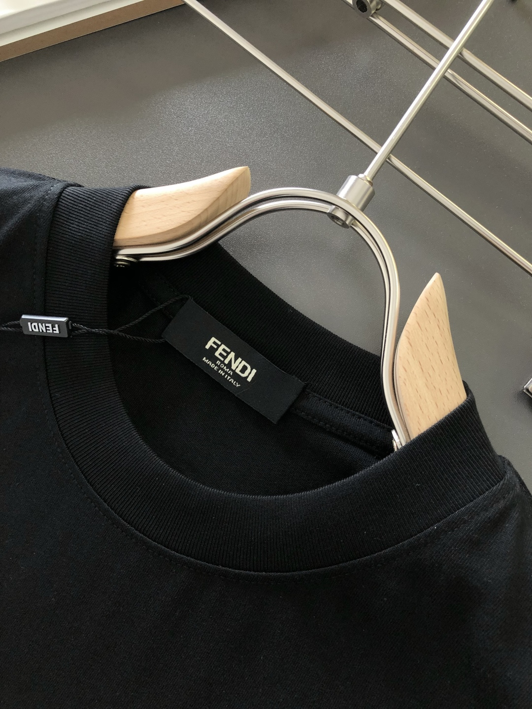 FD 2026SS早春新款重工刺绣工艺圆领T恤，定织定染双股280克重洗水面料，做工精细。男女同款宽松落