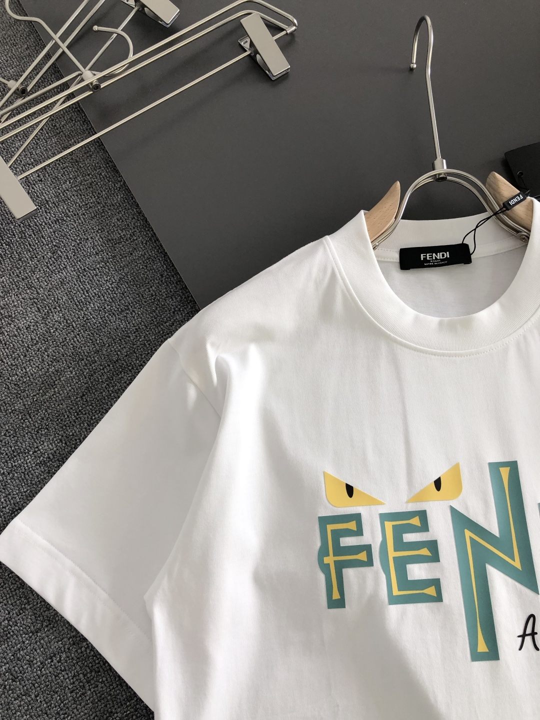 FD 2026SS早春新款重工刺绣工艺圆领T恤，定织定染双股280克重洗水面料，做工精细。男女同款宽松落