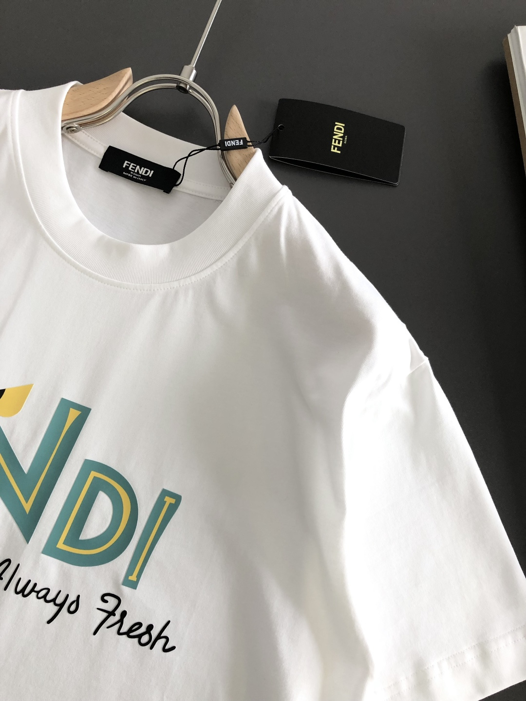 FD 2026SS早春新款重工刺绣工艺圆领T恤，定织定染双股280克重洗水面料，做工精细。男女同款宽松落