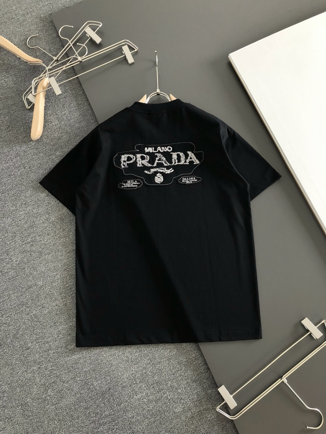 PRAD 2026SS早春新款重工绣花工艺圆领T恤，定织定染双股280克重洗水面料，做工精细。男女同款宽