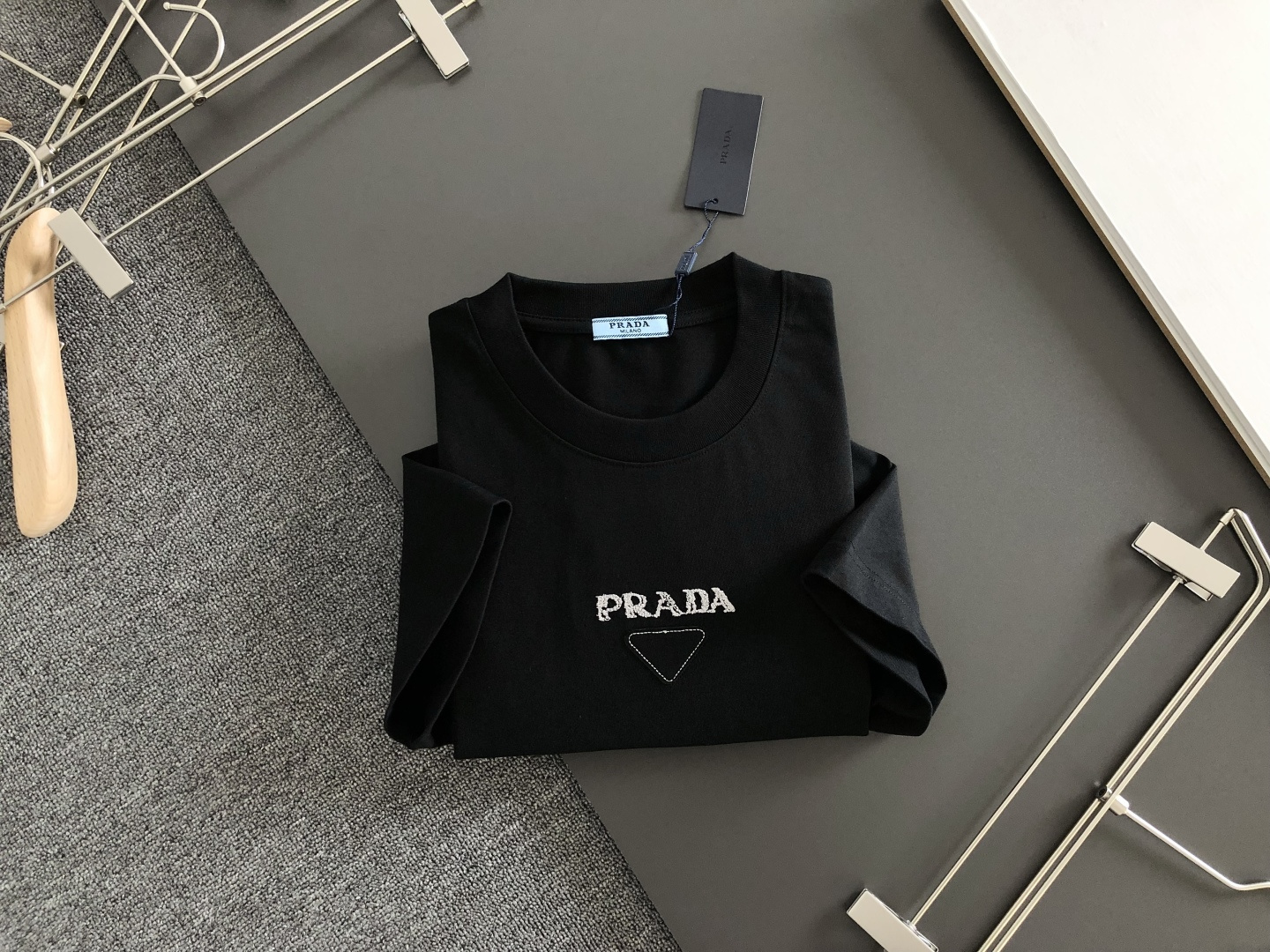 PRAD 2026SS早春新款重工绣花工艺圆领T恤，定织定染双股280克重洗水面料，做工精细。男女同款宽
