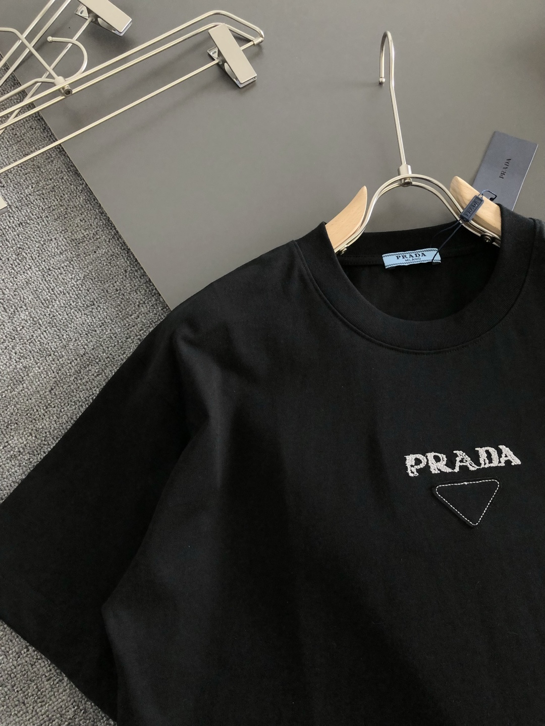 PRAD 2026SS早春新款重工绣花工艺圆领T恤，定织定染双股280克重洗水面料，做工精细。男女同款宽