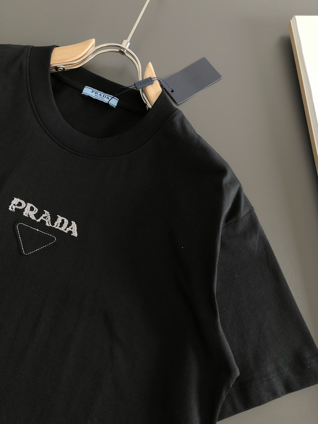 PRAD 2026SS早春新款重工绣花工艺圆领T恤，定织定染双股280克重洗水面料，做工精细。男女同款宽