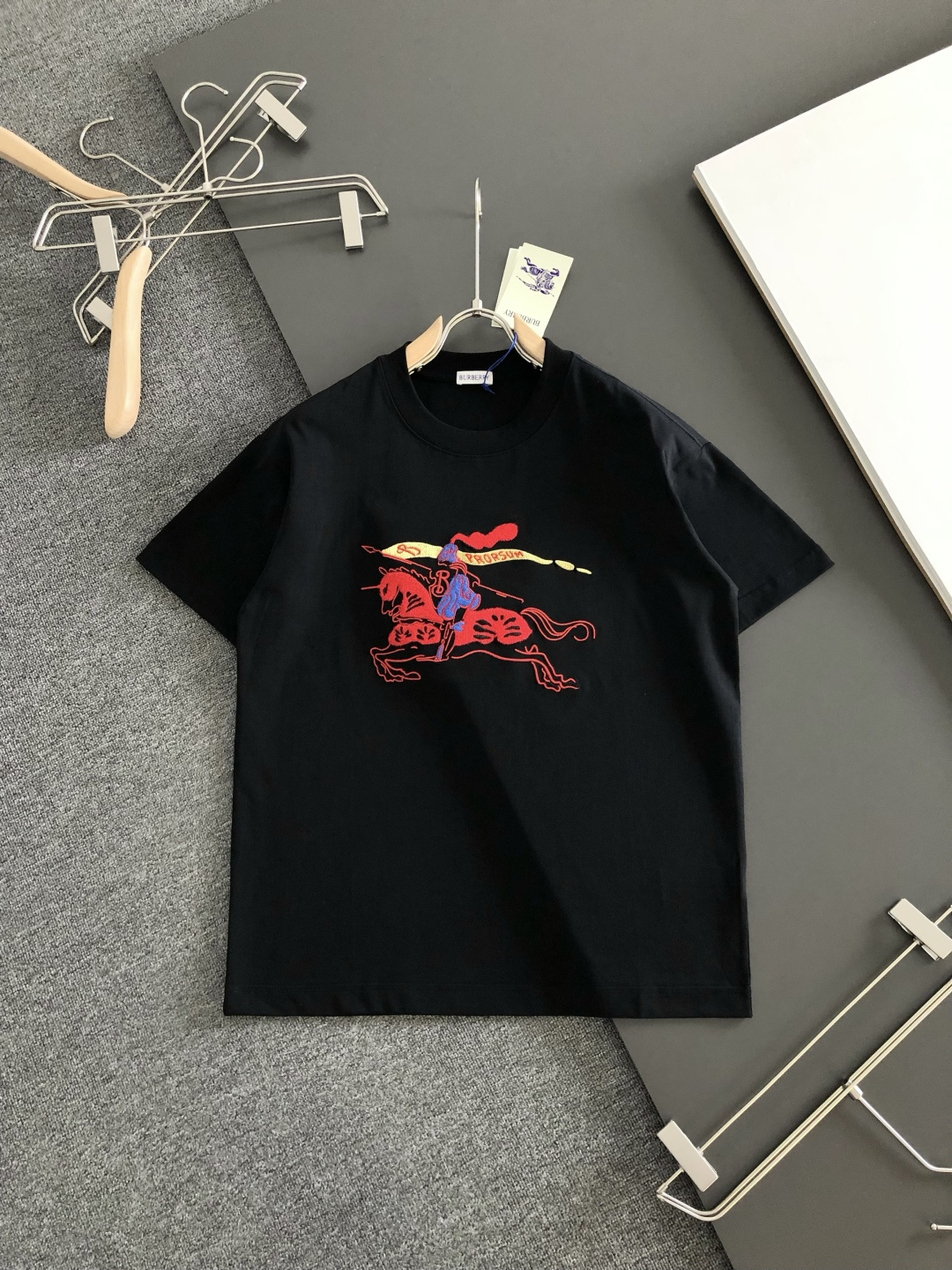 BBR 2026SS早春新款刺绣圆领T恤，定织定染纯棉300克重洗水面料，做工精细。男女同款宽松落肩版型