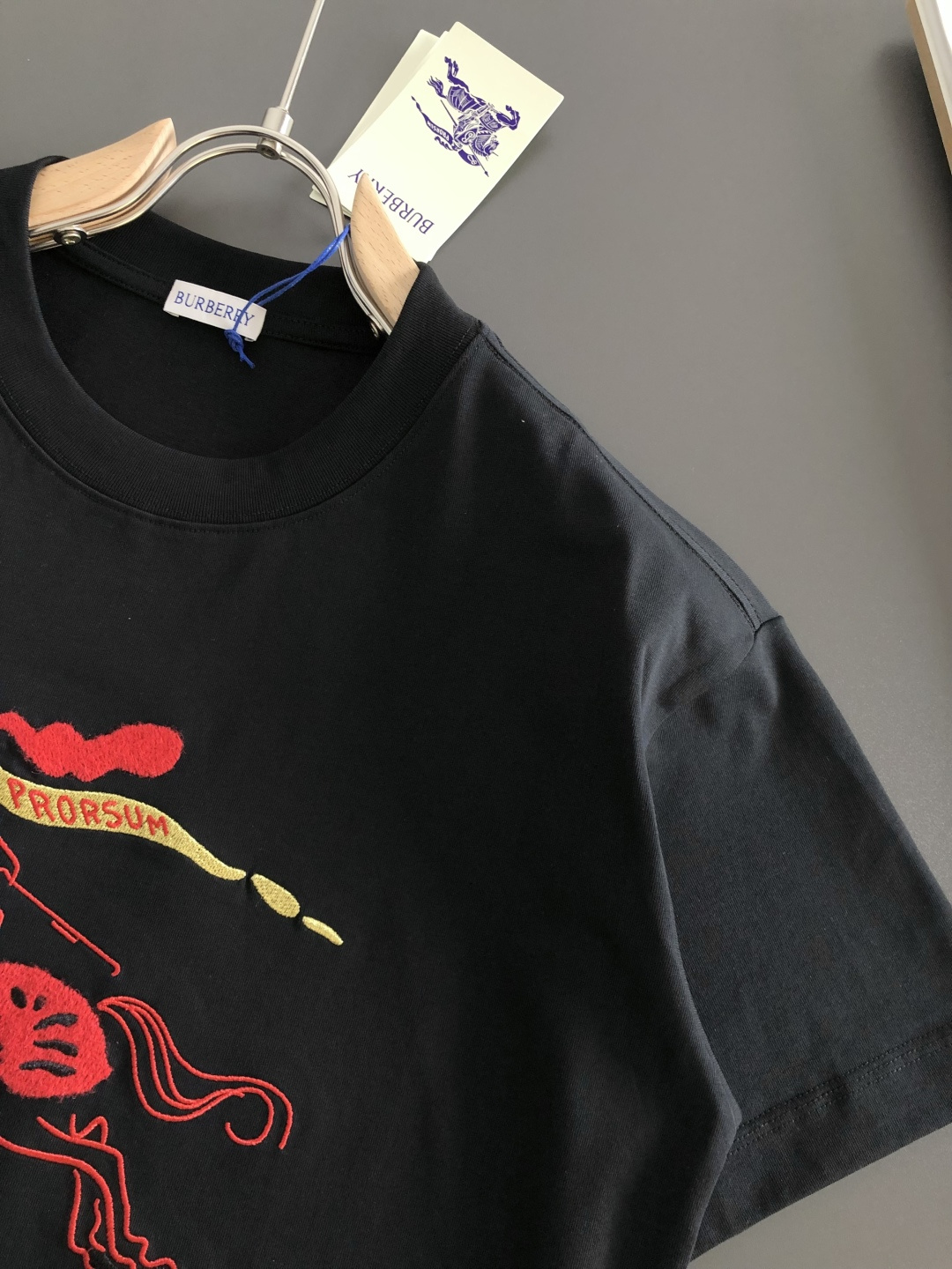 BBR 2026SS早春新款刺绣圆领T恤，定织定染纯棉300克重洗水面料，做工精细。男女同款宽松落肩版型