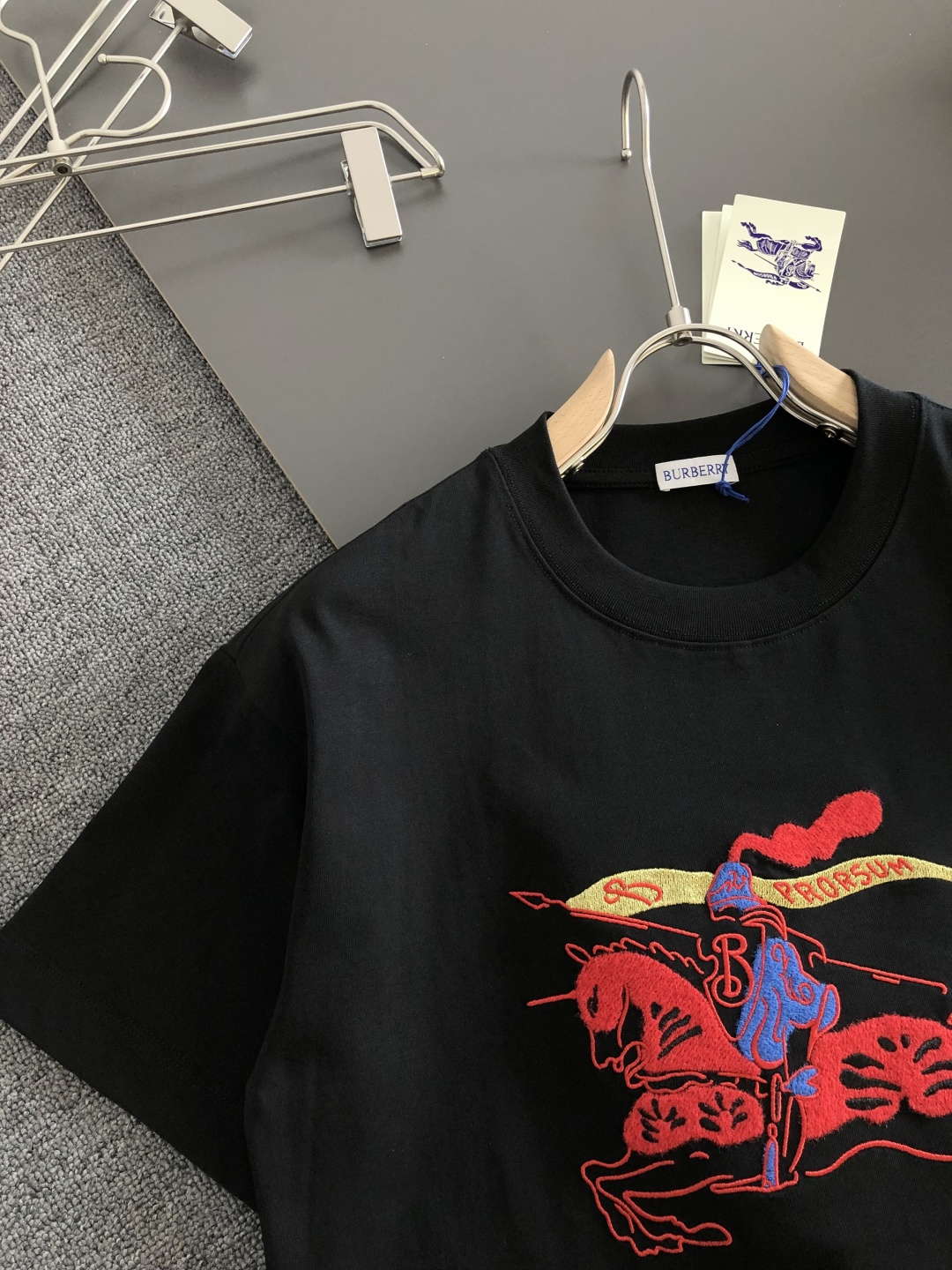 BBR 2026SS早春新款刺绣圆领T恤，定织定染纯棉300克重洗水面料，做工精细。男女同款宽松落肩版型