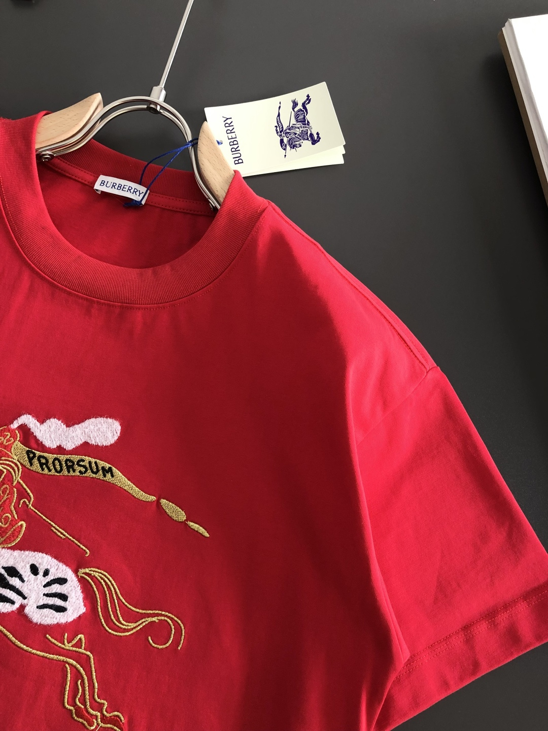 BBR 2026SS早春新款刺绣圆领T恤，定织定染纯棉300克重洗水面料，做工精细。男女同款宽松落肩版型