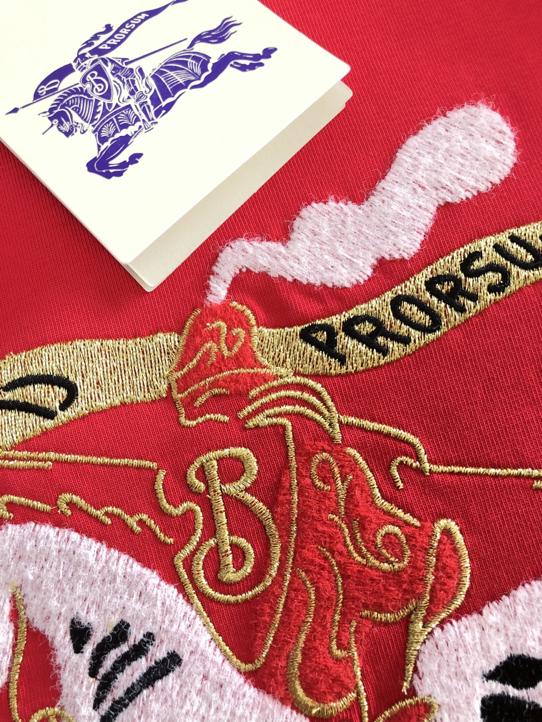 BBR 2026SS早春新款刺绣圆领T恤，定织定染纯棉300克重洗水面料，做工精细。男女同款宽松落肩版型