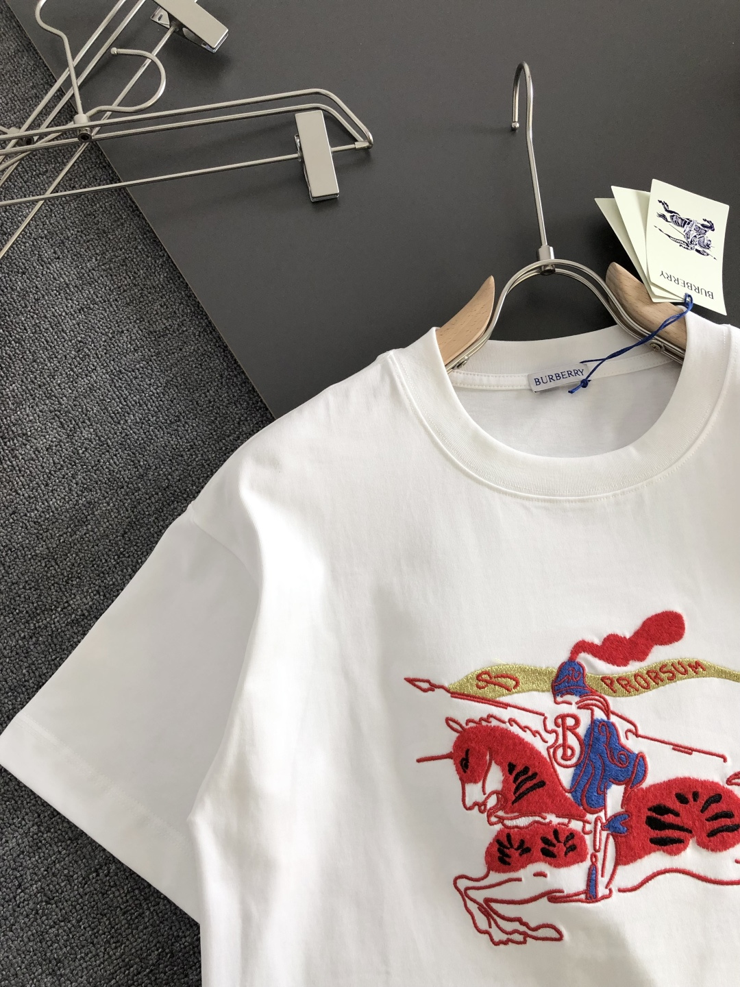 BBR 2026SS早春新款刺绣圆领T恤，定织定染纯棉300克重洗水面料，做工精细。男女同款宽松落肩版型