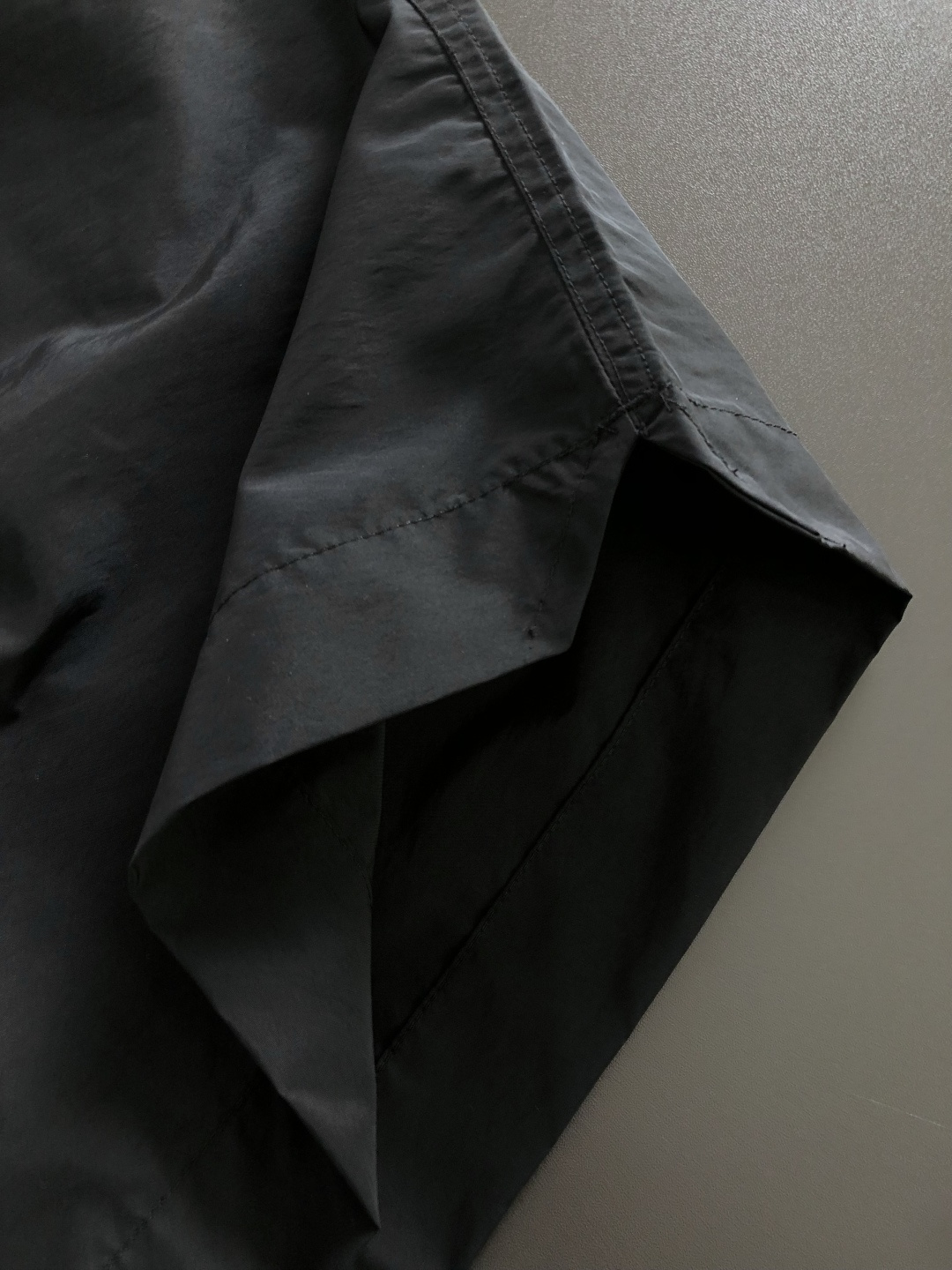 BV 短裤、代工厂出品。订织科技面料，日本聚酯纤维，轻质轻盈、细腻光滑，绿色织带腰部饰以松紧抽绳设计、后