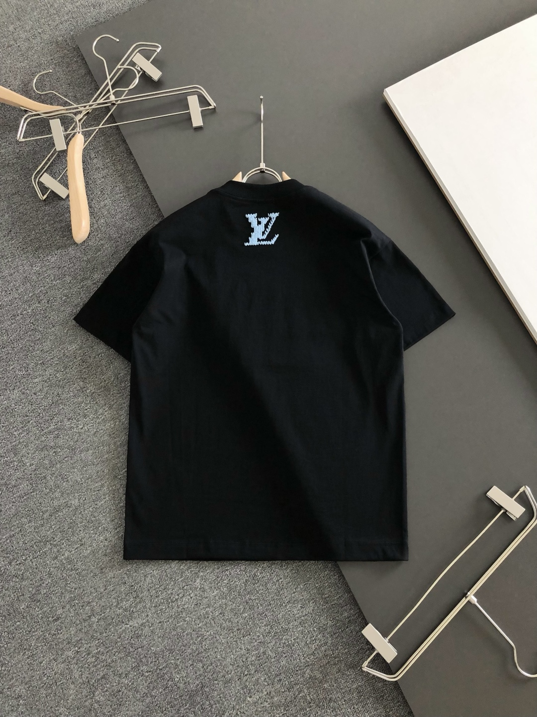 1V 2026SS早春新款刺绣圆领T恤，定织定染纯棉300克重洗水面料，做工精细。男女同款宽松落肩版型，