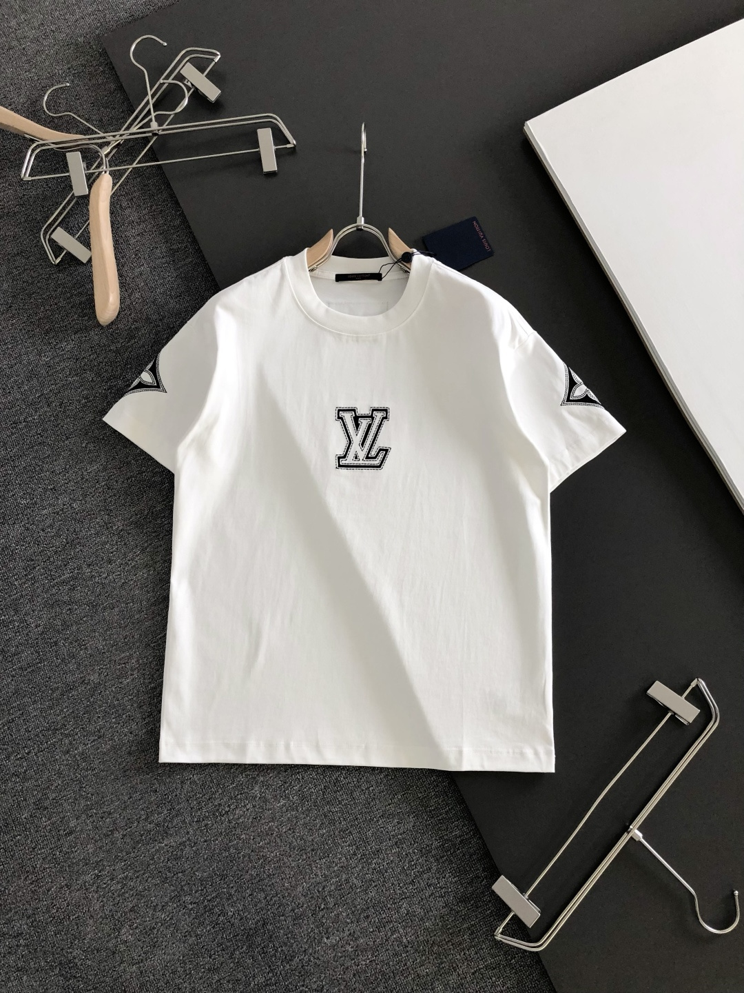 1V 2026SS早春新款刺绣圆领T恤，定织定染纯棉300克重洗水面料，做工精细。男女同款宽松落肩版型，