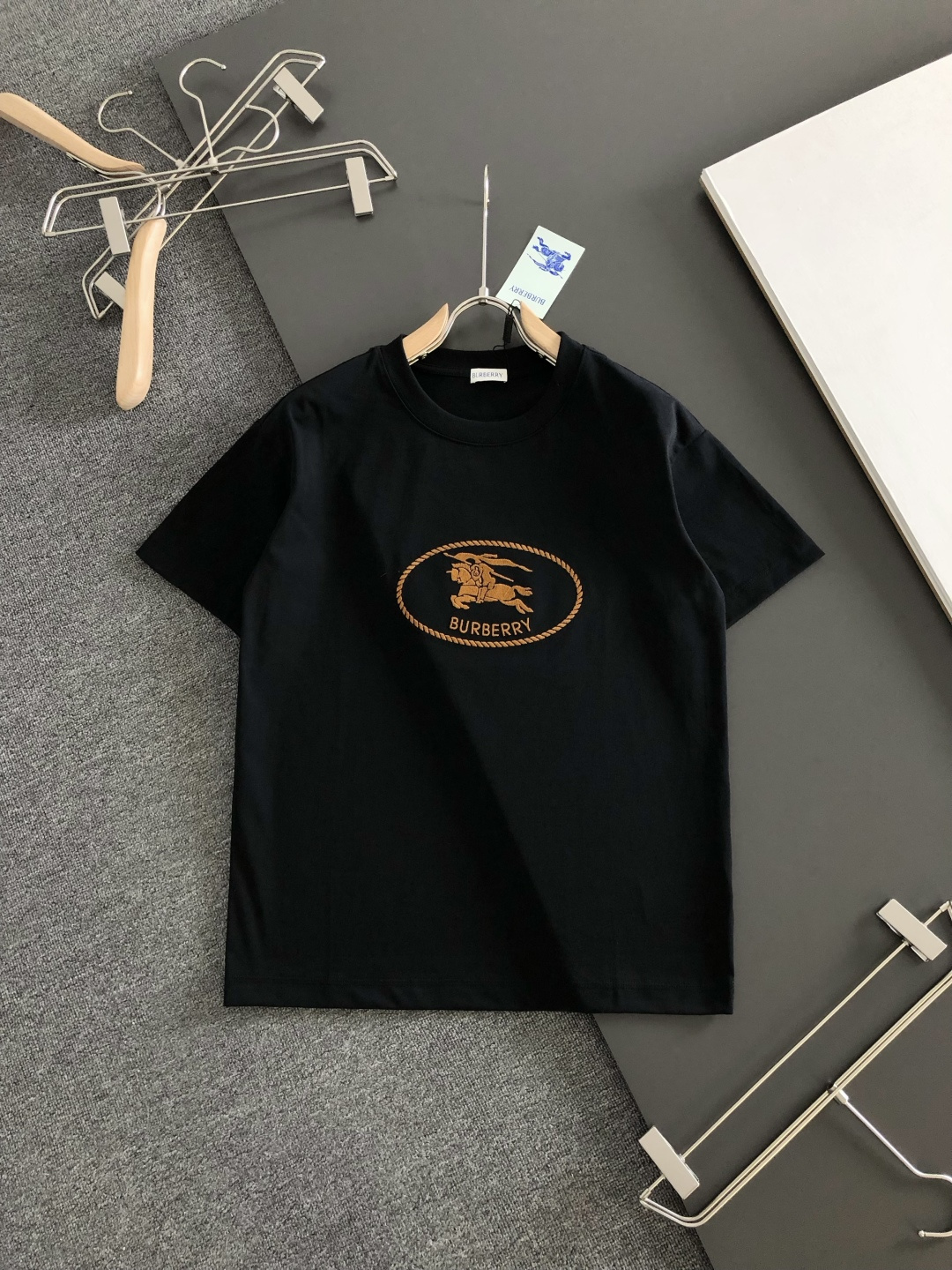 BBR 2026SS早春新款刺绣圆领T恤，定织定染纯棉300克重洗水面料，做工精细。男女同款宽松落肩版型