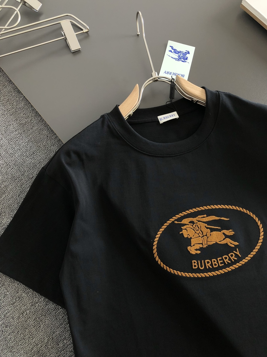 BBR 2026SS早春新款刺绣圆领T恤，定织定染纯棉300克重洗水面料，做工精细。男女同款宽松落肩版型