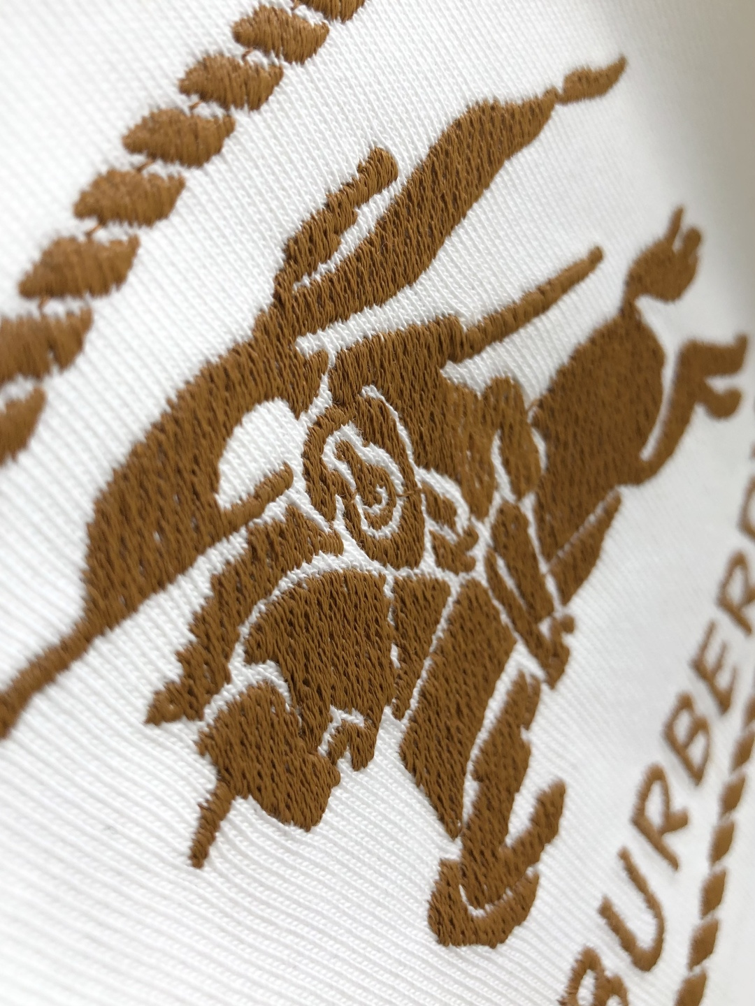 BBR 2026SS早春新款刺绣圆领T恤，定织定染纯棉300克重洗水面料，做工精细。男女同款宽松落肩版型